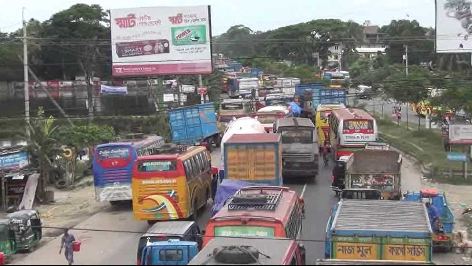 মহাসড়কে যানজট, দুর্ভোগে ঘরমুখো মানুষ