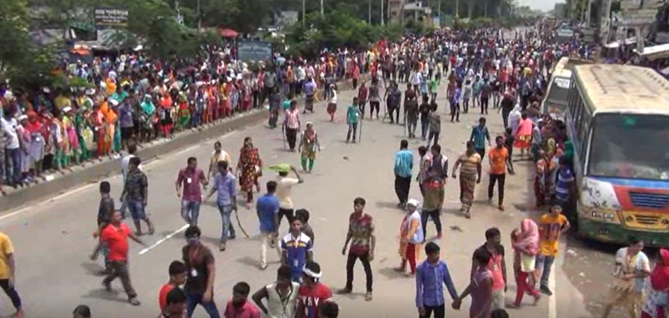 বকেয়া বেতনের দাবিতে গার্মেন্টস শ্রমিকদের মহাসড়ক অবরোধ