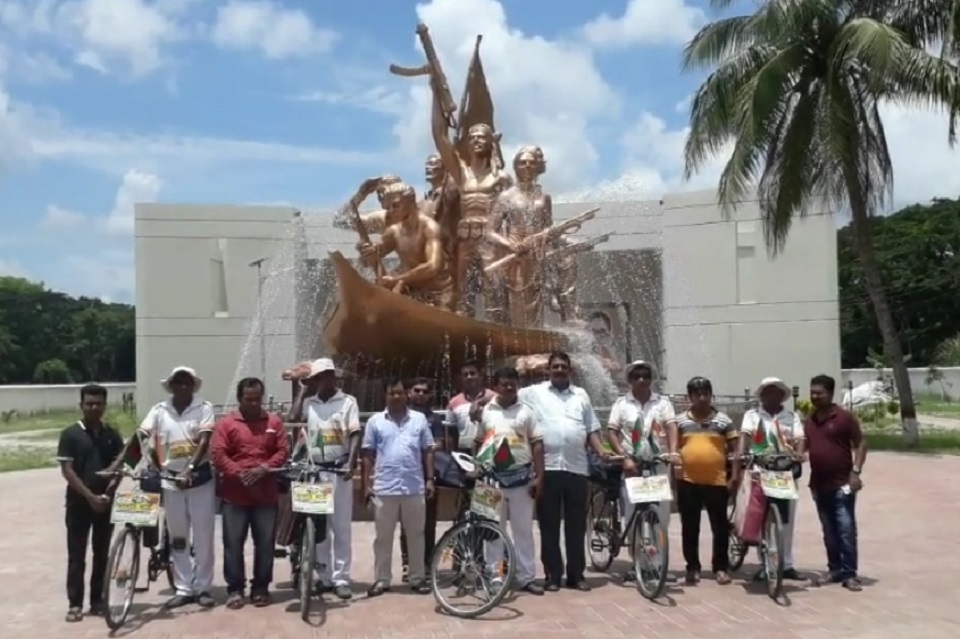 সামাজিক বার্তা দিতে ভারতের দিঘা থেকে সাইকেল চালিয়ে মাদারীপুর