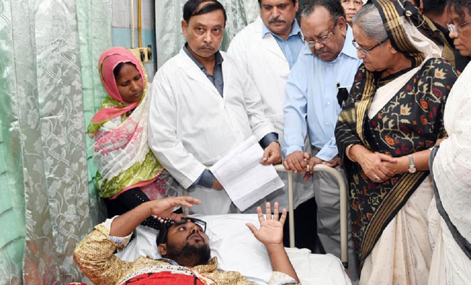 দুর্বৃত্তদের হামলায় আহত কর্মীদের দেখতে গেছেন প্রধানমন্ত্রী