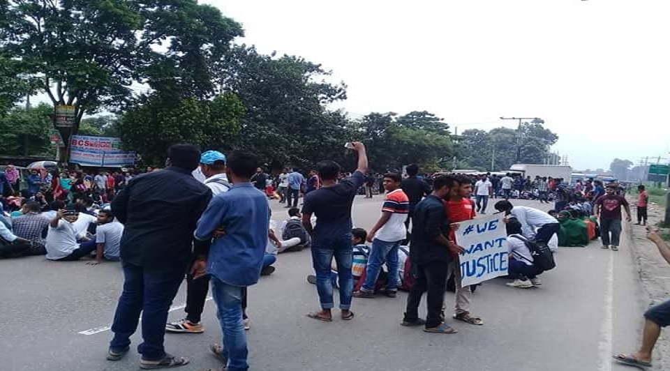 আন্দোলনকারীদের পাশে জাবি শিক্ষার্থীরা