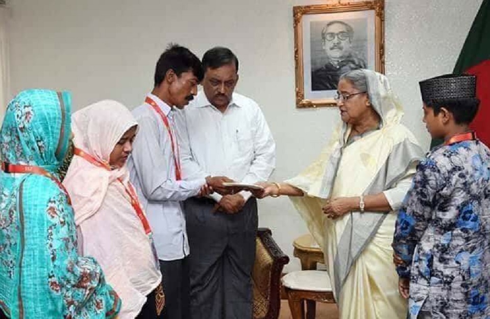 প্রধানমন্ত্রীর সাথে মিম-সজিবের পরিবারের সাক্ষাৎ, অার্থিক অনুদান