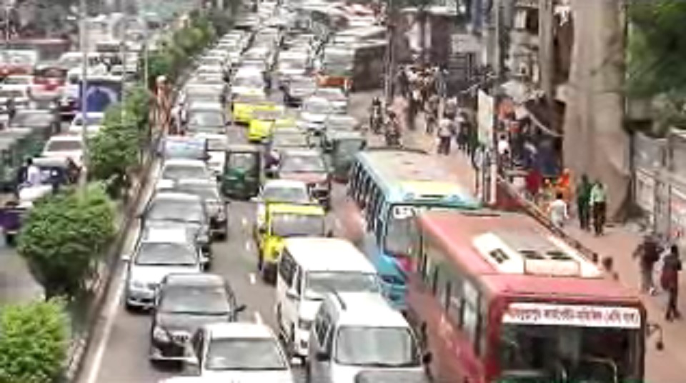 রাজধানীর সড়কে ফের চিরচেনা বিশৃঙ্খলা