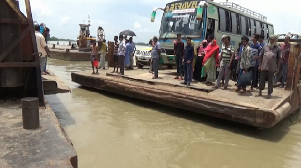 লক্করঝক্কর ফেরিতে যাত্রী ভোগান্তি