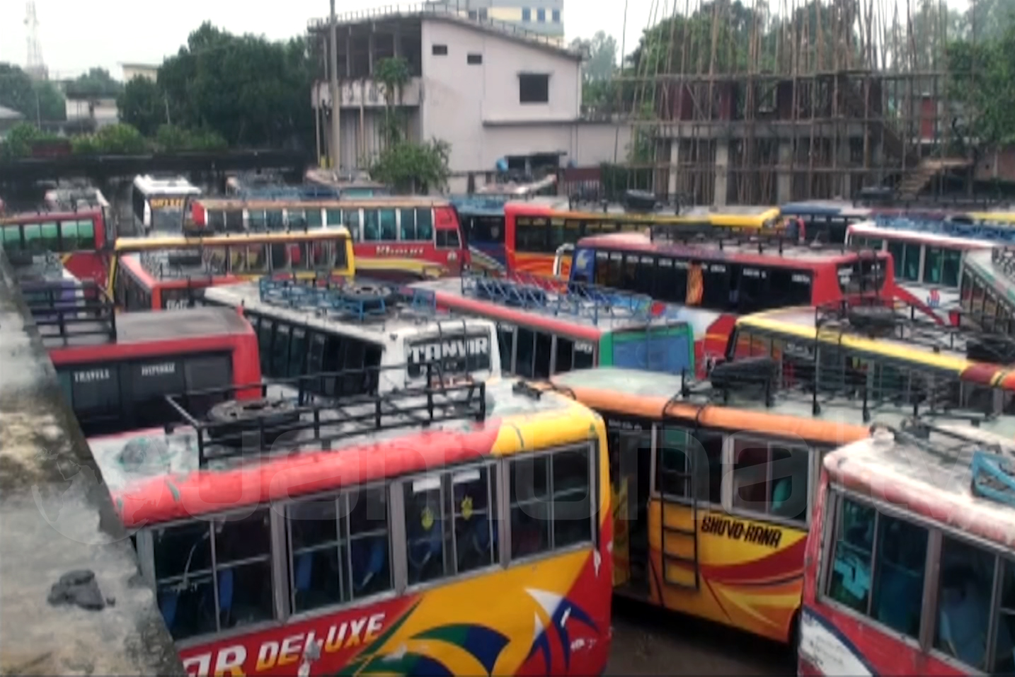 ঘোষণা ছাড়াই অনেক জেলায় দূরপাল্লার বাস বন্ধ