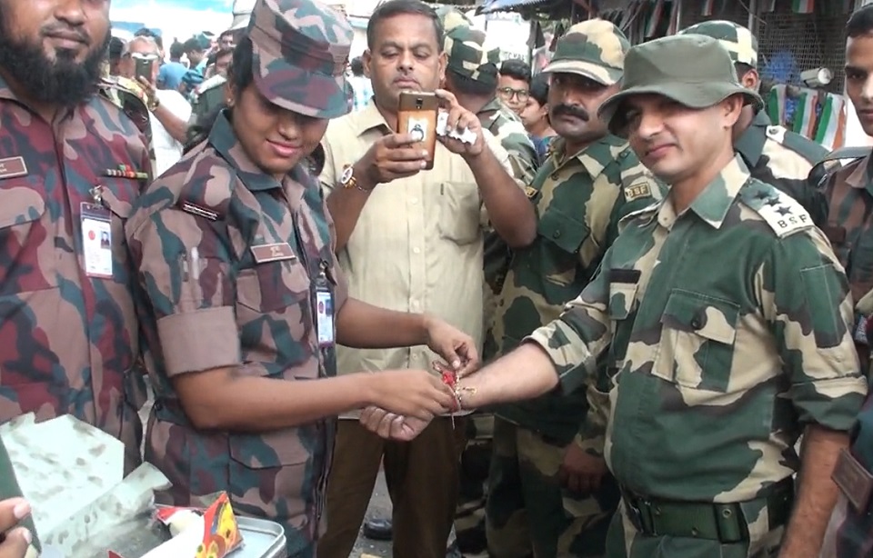 হিলিতে বিজিবি-বিএসএফের রাখি বন্ধন উৎসব পালন