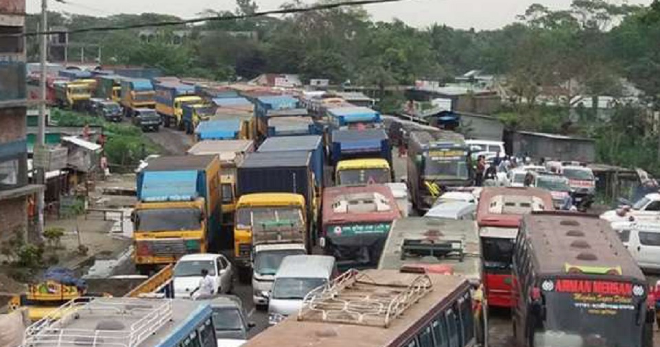 ঢাকা-চট্টগ্রাম মহাসড়কে ২০ কিলোমিটারের যানজট, ভোগান্তি