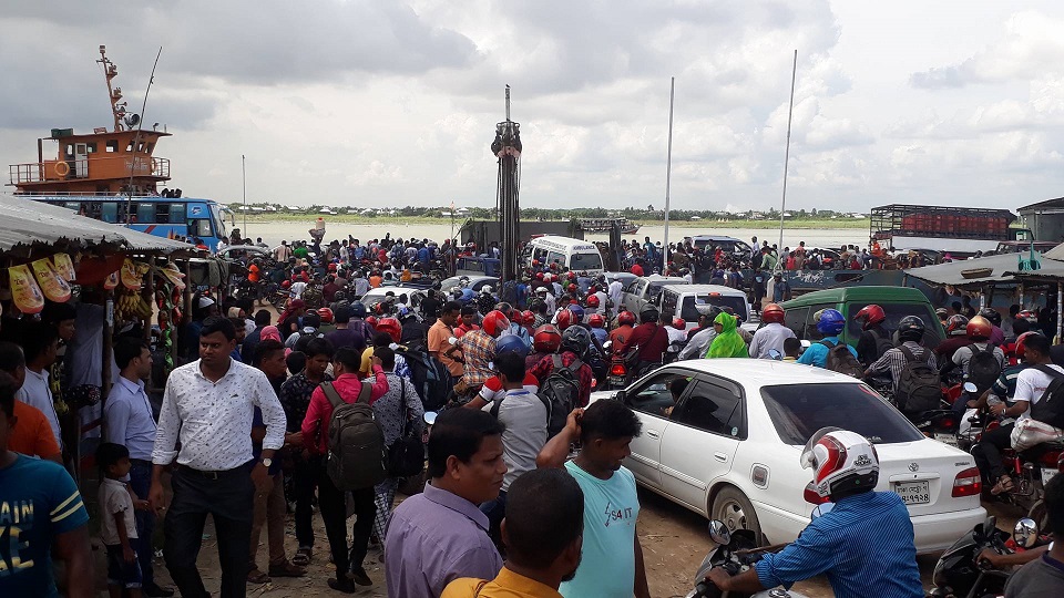 শিমুলিয়া-কাঠালবাড়ি নৌরুটে ফেরি চলাচলে অচলাবস্থা, দীর্ঘ যানজট
