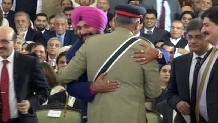 পাক সেনাপ্রধানের সাথে কোলাকুলি করায় সিধুর বিরুদ্ধে রাষ্ট্রদ্রোহ মামলা!