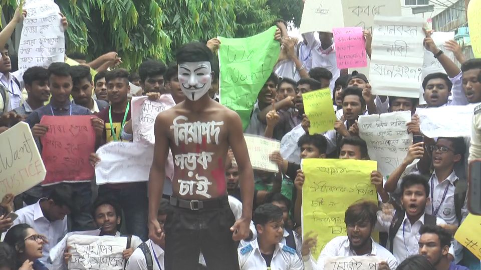 জেলায় জেলায় শিক্ষার্থীদের বিক্ষোভ, সড়ক অবরোধ