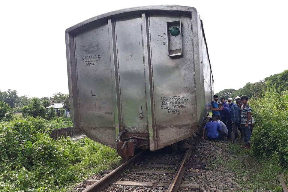 সুরমা মেইল লাইনচ্যুত, সারাদেশের সাথে সিলেটের রেল যোগাযোগ বন্ধ