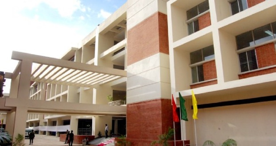 চট্টগ্রামে টাকা ছিনিয়ে নেওয়ার অভিযোগে ৫ পুলিশের বিরুদ্ধে মামলা