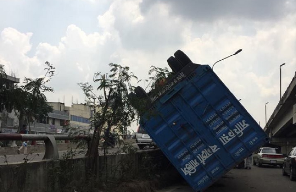 কুড়িল ফ্লাইওভারে উল্টে গেলো কাভার্ড ভ্যান
