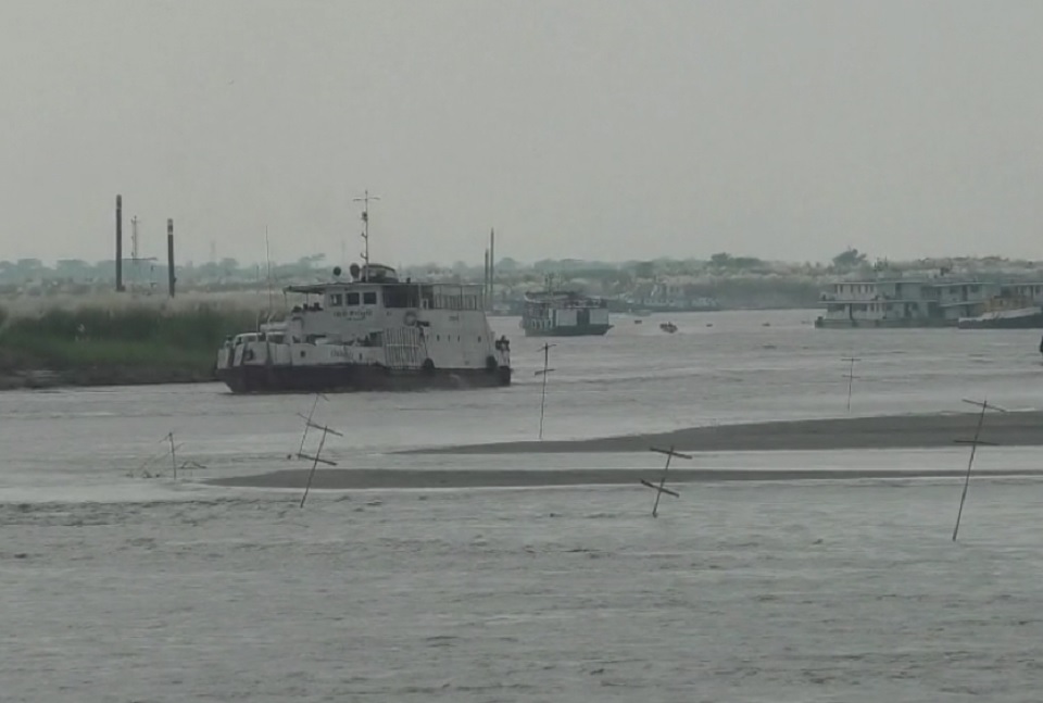 ১২ঘণ্টা পর শিমুলিয়া-কাঠালবাড়ি নৌরুটে সীমিত আকারে ফেরি চলাচল শুরু