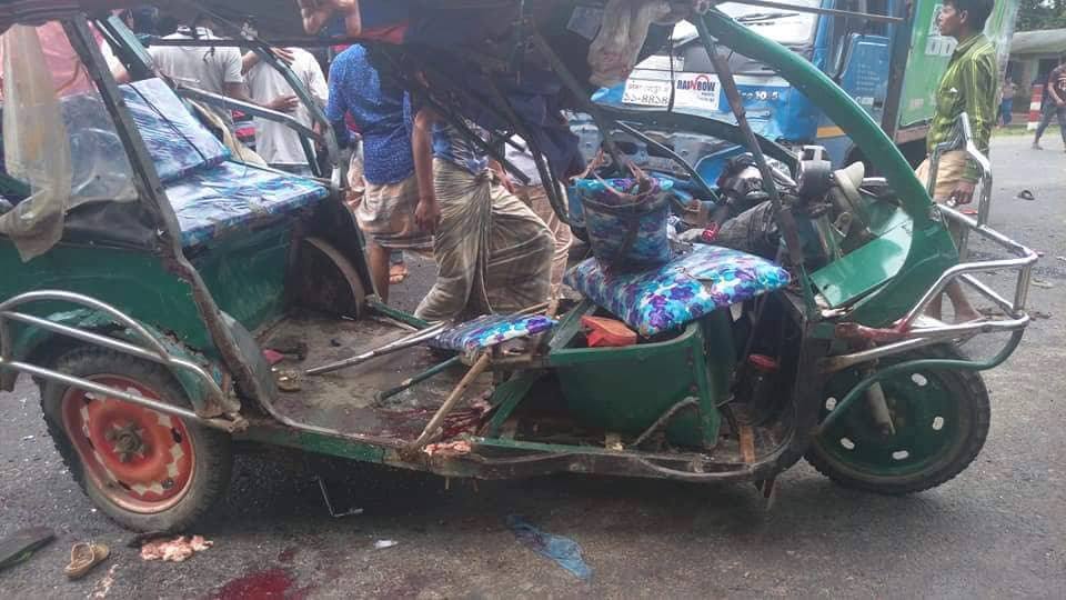 চকরিয়ায় কাভার্ড ভ্যানের চাপায় ৩ জনের মৃত্যু