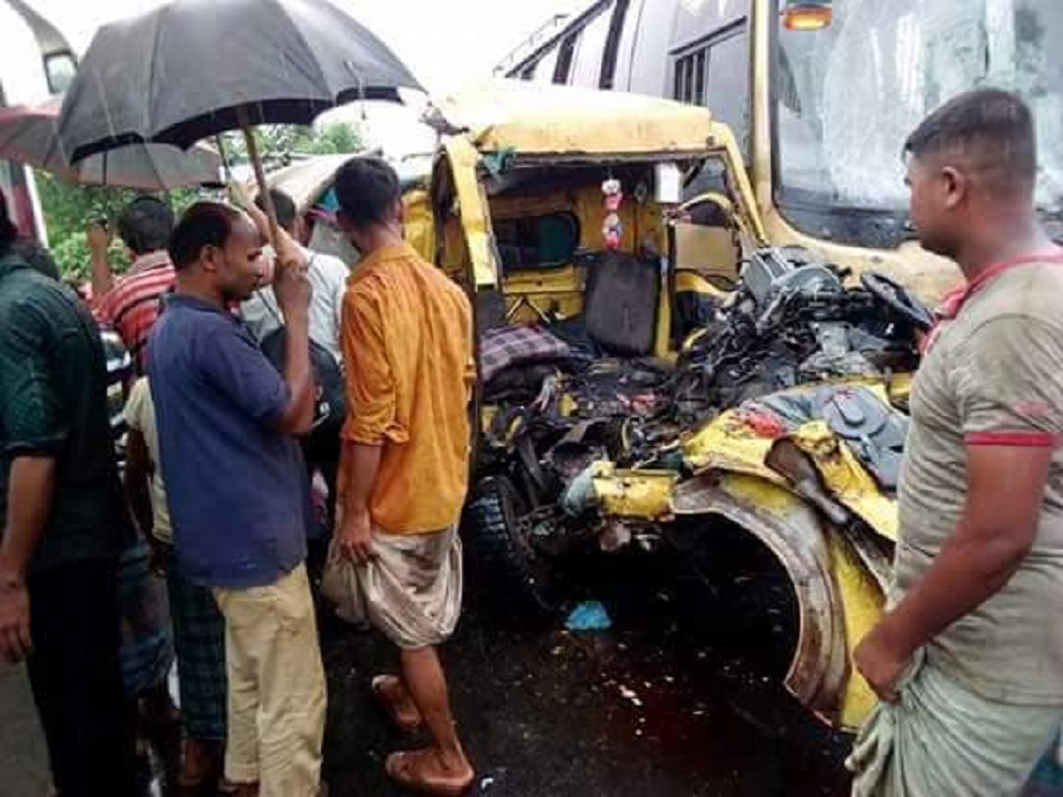 চার জেলায় সড়ক দুর্ঘটনায় ১০ জন নিহত