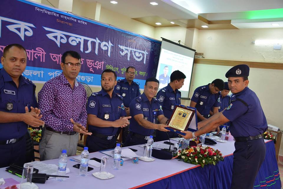 আইন-শৃঙ্খলা রক্ষায় বিশেষ ভূমিকা রাখায় বগুড়ায় ১৮ পুলিশ সদস্য পুরস্কৃত