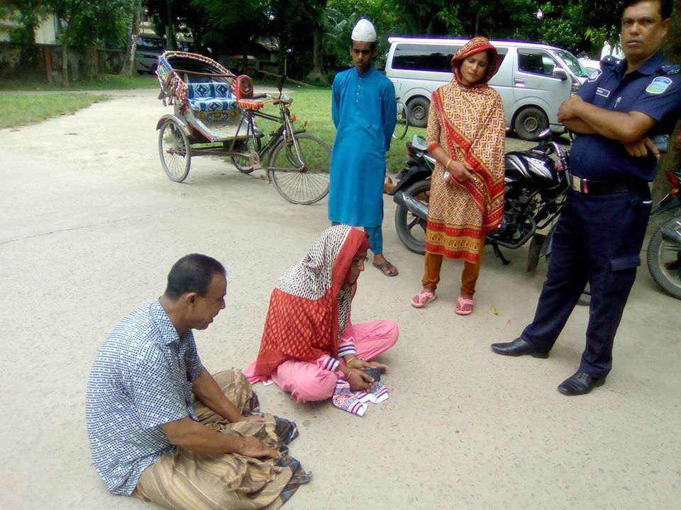অপহৃত বিসিএস ক্যাডার মেয়েকে উদ্ধারের দাবিতে পিতা-মাতার থানায় অবস্থান