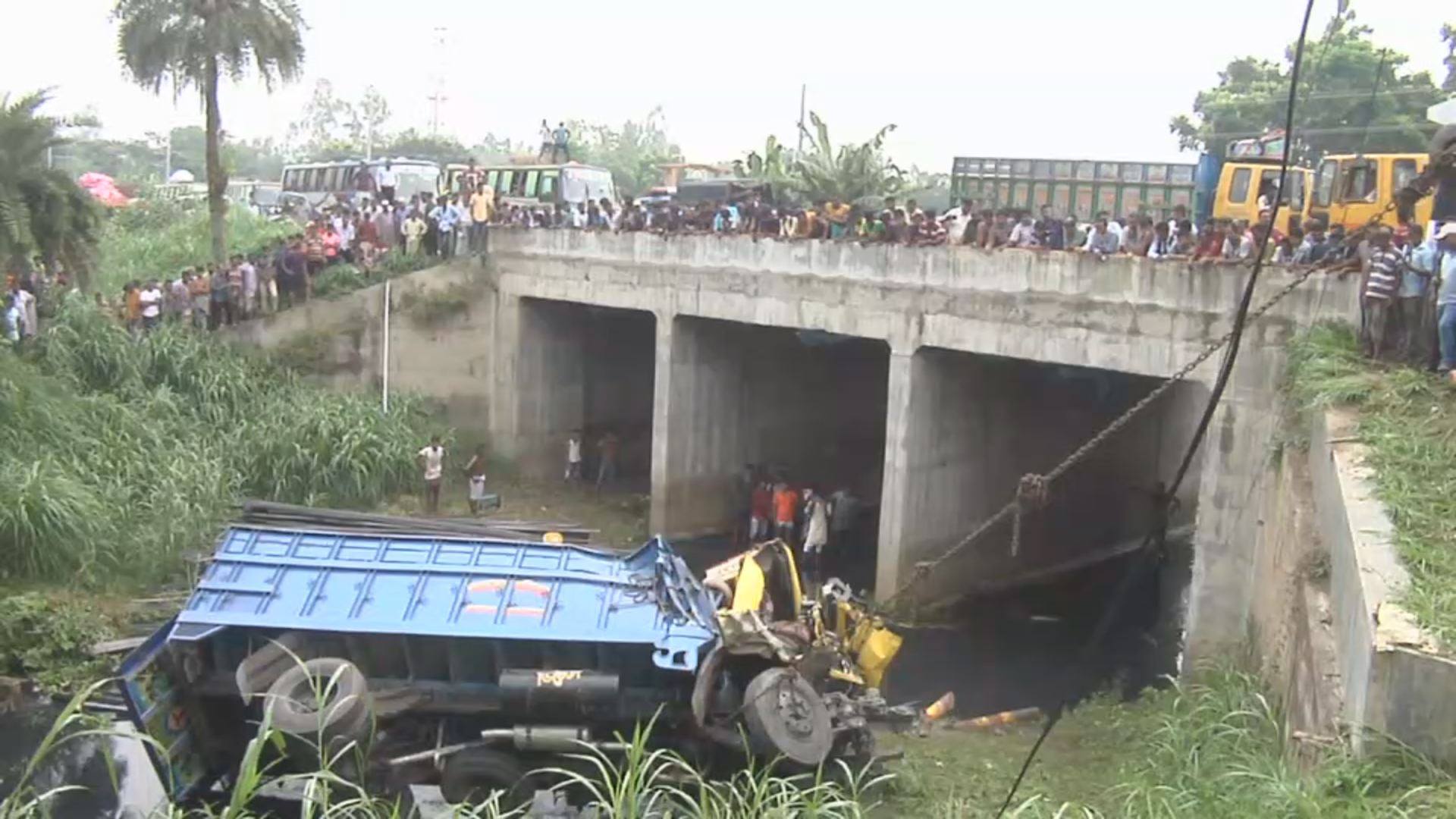 পণ্যবোঝাই ট্রাক উল্টে মা-মেয়ে নিহত