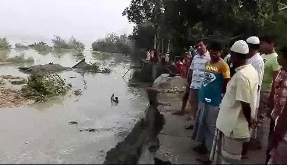 চৌহালীতে যমুনা নদীর বাঁধের ৫শ’ মিটার ধস