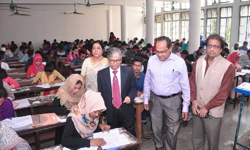 ঢাবি’র ‘খ’ ইউনিটের ভর্তি পরীক্ষা অনুষ্ঠিত
