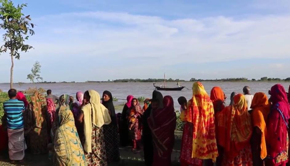 নৌকাডুবির ২৮ ঘণ্টা পরও নিখোঁজদের সন্ধান নেই, পদ্মার পাড়ে স্বজনের অপেক্ষা