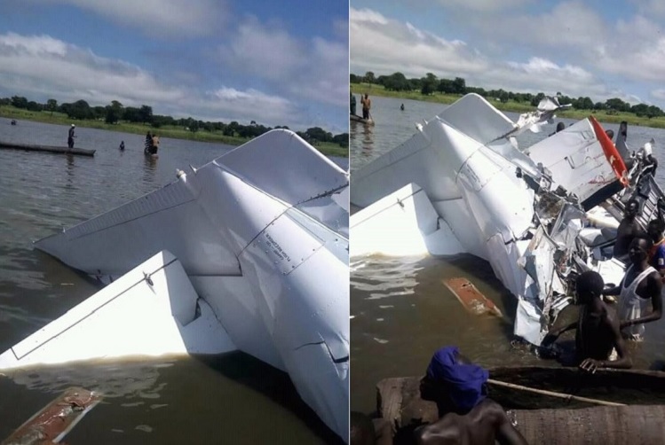 বিমান আছড়ে পড়লো নদীতে, নিহত ১৭