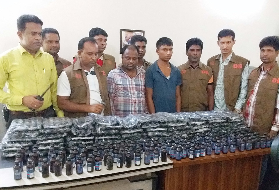 টাঙ্গাইলে ফেনসিডিলসহ দুই মাদক ব্যবসায়ী গ্রেফতার