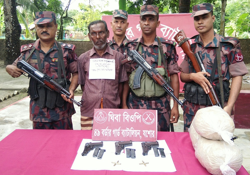 বেনাপোল সীমান্ত থেকে পিস্তল, গাজাসহ আটক ১