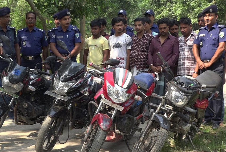 নওগাঁয় পুলিশ অভিযানে ১১ ডাকাত আটক