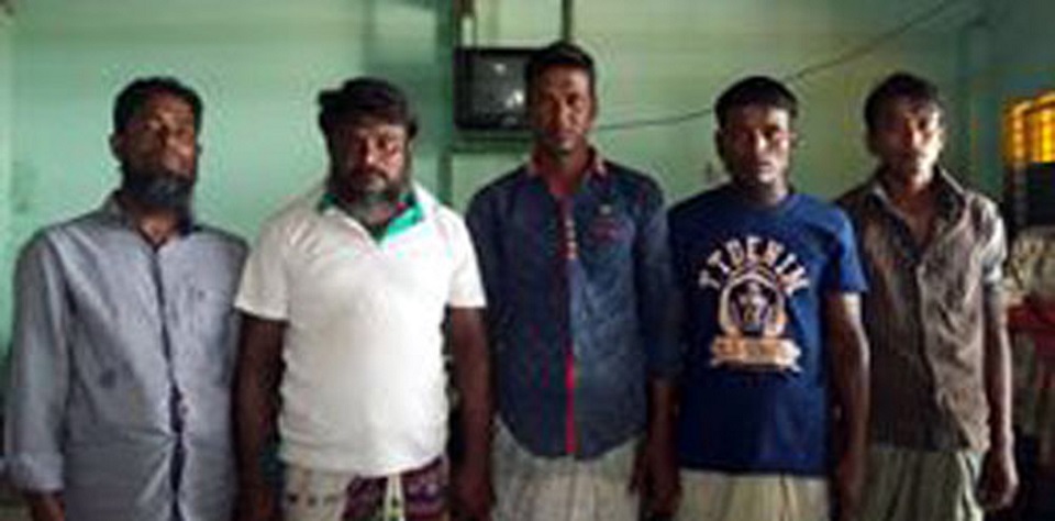 সাগরে ট্রলার ডুবি, পাঁচ ঘণ্টা পরে ১০ জেলে উদ্ধার