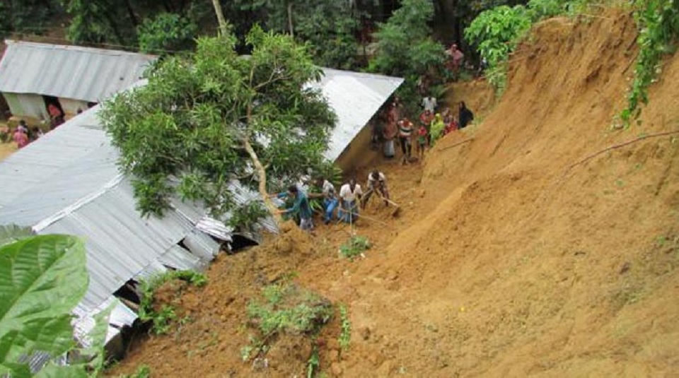 চট্টগ্রামে পাহাড় ধসে নিহত ৪
