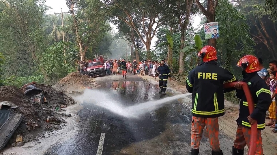 চাঁদপুরে সড়ক দুর্ঘটনায় বাবা-ছেলেসহ নিহত ৩