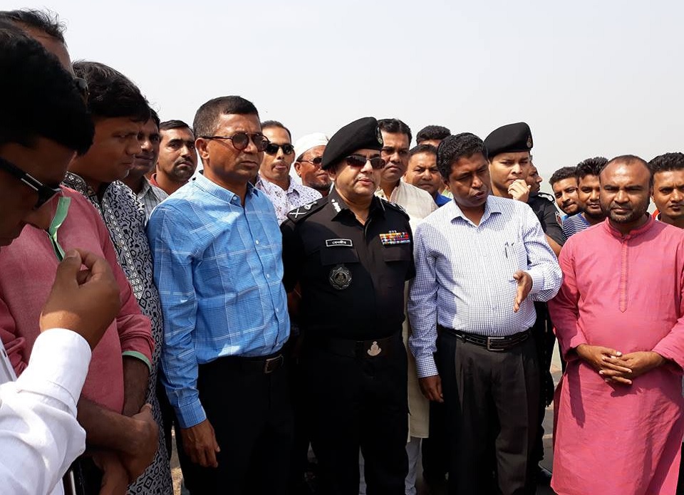 নদী ভাঙন কবলিত ২শ পরিবারকে ত্রাণ সামগ্রী দিলেন র্যাবের মহাপরিচালক