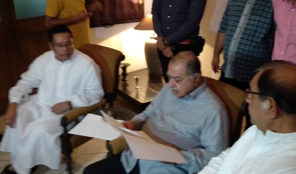 প্রধানমন্ত্রীর আমন্ত্রণপত্র নিয়ে ড. কামালের বাসায় প্রতিনিধি দল