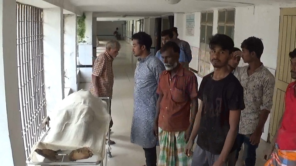 গাজীপুরে বাসের ধাক্কায় পিকআপ ভ্যানের ড্রাইভার নিহত