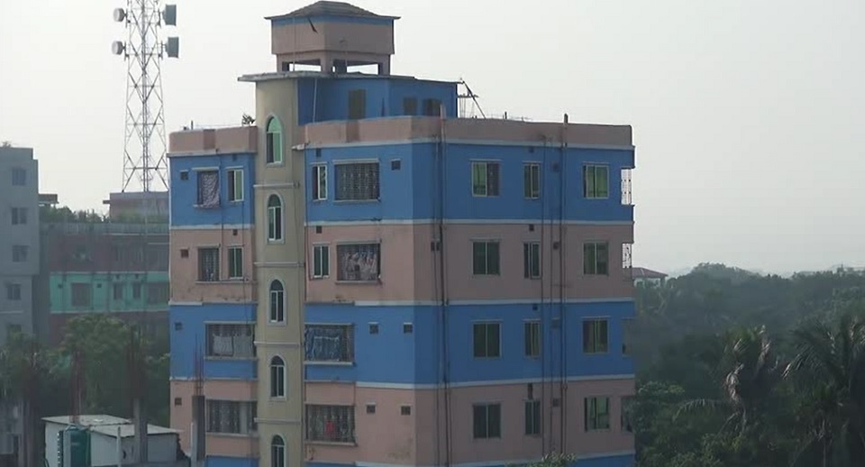 নরসিংদীর জঙ্গি আস্তানা থেকে দুই নারীর আত্মসমর্পণ