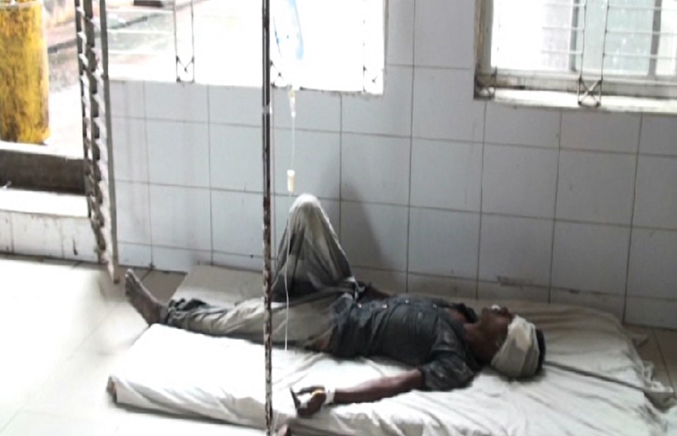 সিরাজগঞ্জে মাছ লুটের অভিযোগে ছয়জনকে গণপিটুনী