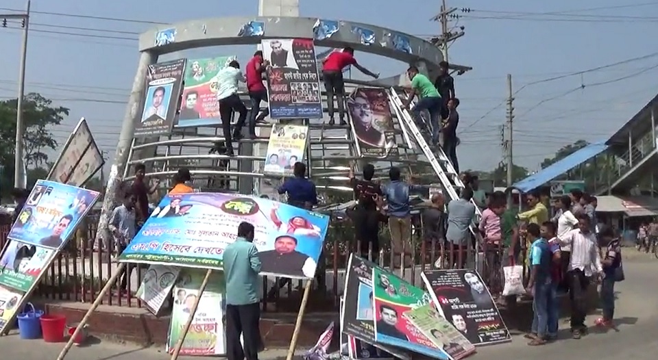 পোস্টার ব্যানার সরিয়ে মুক্তিযোদ্ধা স্মৃতিস্তম্ভ অবমুক্ত করলো ছাত্রলীগ