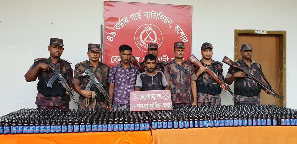 বেনাপোল সীমান্তে ফেনসিডিলসহ ২ মাদক ব্যবসায়ী আটক