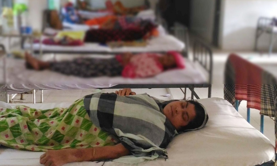 হাসপাতালের বেডে শুয়ে মৃত্যুর প্রহর গুণছেন গৃহবধূ