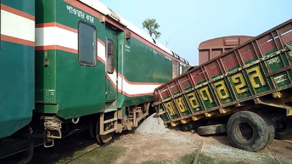 ট্রেন-ট্রাক সংঘর্ষে খুলনার সাথে সারাদেশের রেল যোগাযোগ বন্ধ