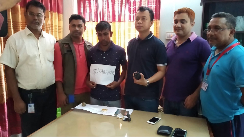 বেনাপোল চেকপোস্টে স্বর্ণের বারসহ আটক ১
