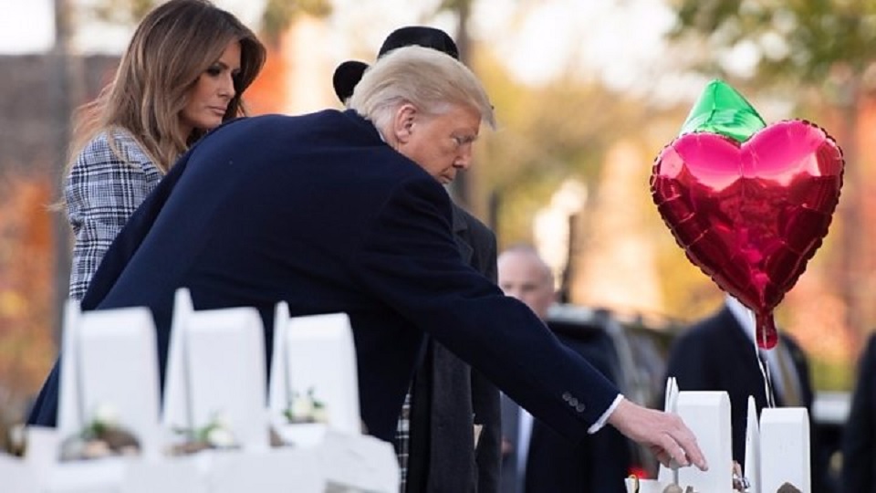 বিক্ষোভের মাঝেই নিহতদের প্রতি শ্রদ্ধা জানালেন ট্রাম্প