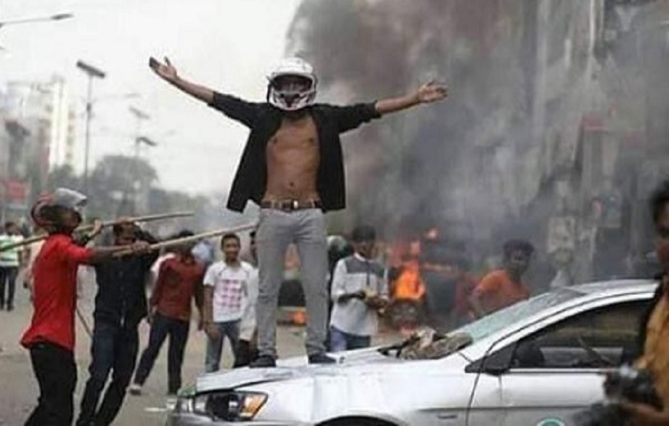 পুলিশের গাড়ি ভাঙচুরকারী সেই হেলমেটধারী আটক