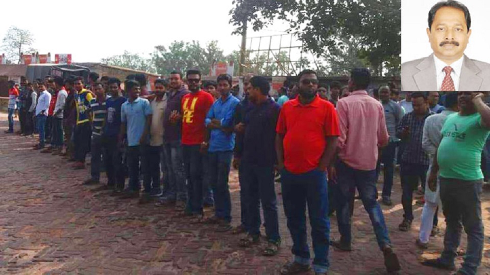আ’লীগ এমপিকে দেয়া ঘুষের টাকা ফেরত নিতে রাস্তায় চাকরিপ্রার্থীরা