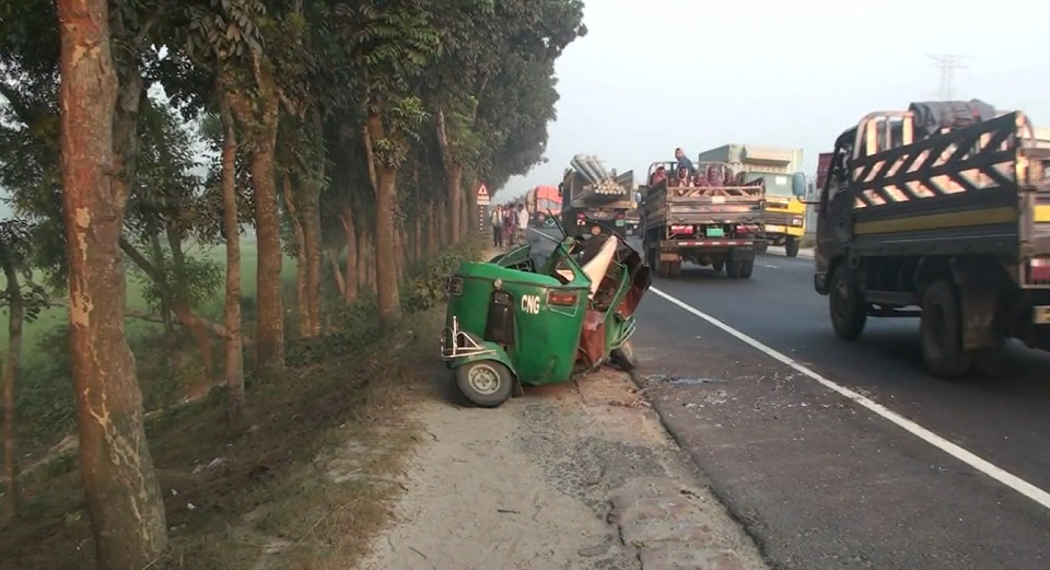 কালিহাতীতে বাস চাপায় ৩ জন নিহত