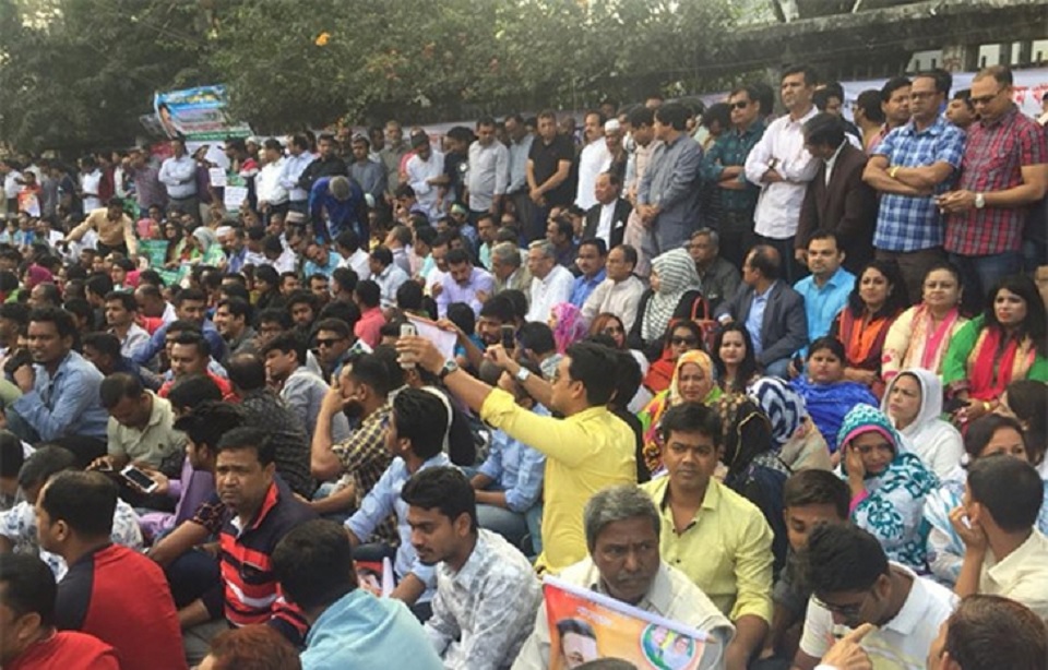 নাট্যমঞ্চে চলছে বিএনপির অনশন