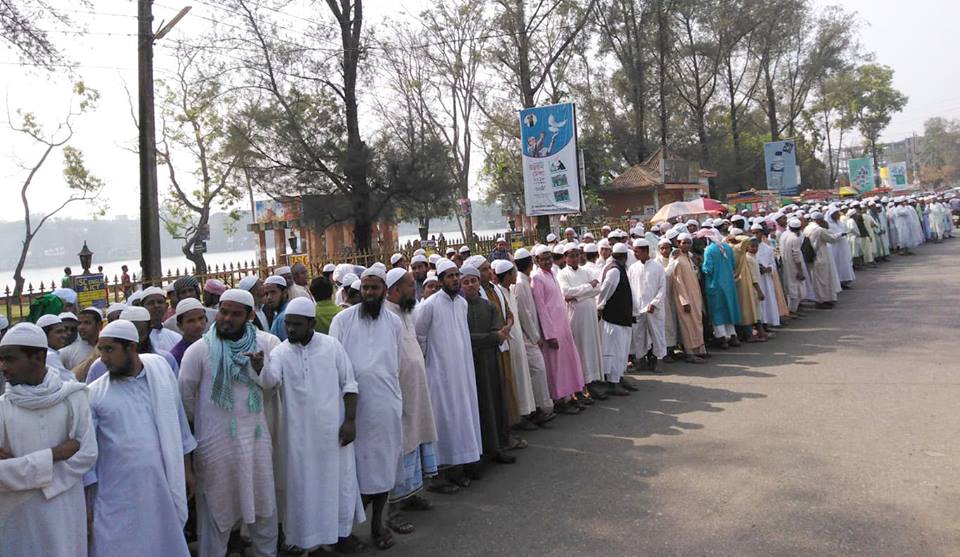 নোয়াখালীতে ইজতেমা বন্ধ করতে ডিসি ও এসপি অফিস ঘেরাও