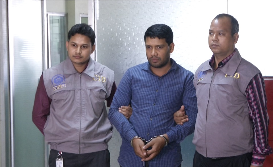 মানি লন্ডারিং মামলার আসামি স্ত্রীসহ গ্রেফতার